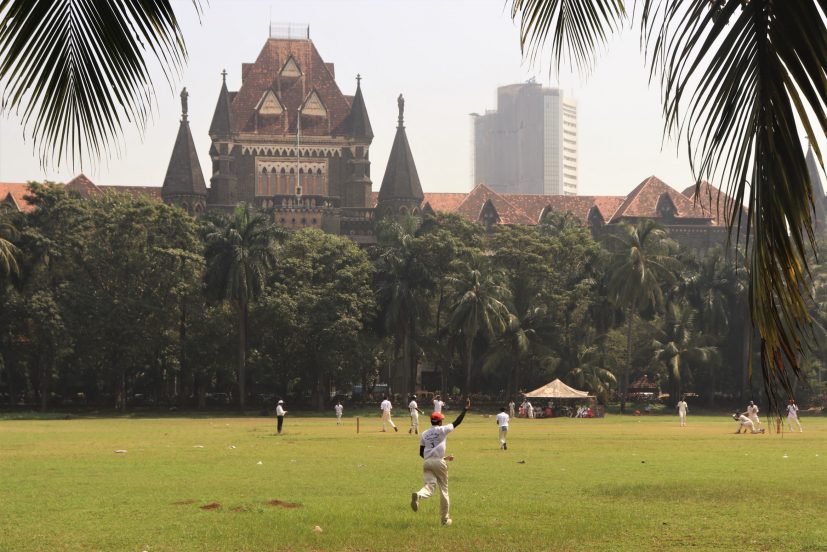 IMG_4218.Mumbai 1 - Une équipe de cricket s'entraîne sur l'un des rares espaces verts de Mumbai, en face du palais de justice