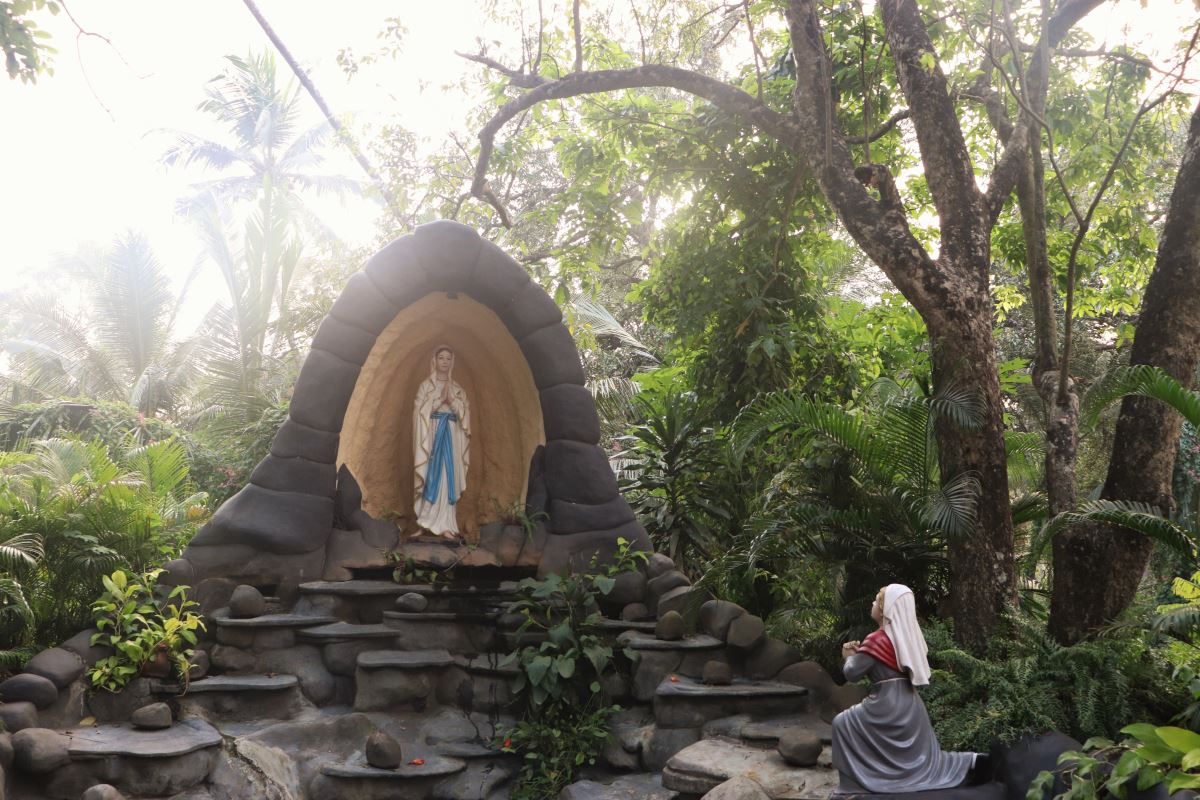 Altar der Jungfrau Maria gewidmet, inmitten üppiger Vegetation